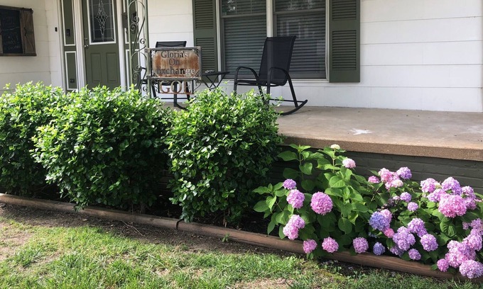 Union City House | Remodeled Historic Home with all the amenities in Charming Downtown Union City