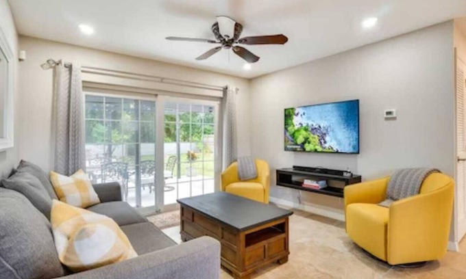 Casselberry House | Remodeled Home in the Orlando area w/Fire Pit! Close to Universal and Disney!