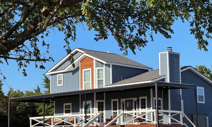 Whitesboro House | Remodeled house, 15 min. to Lake Texoma- pickleball and sand volleyball courts.