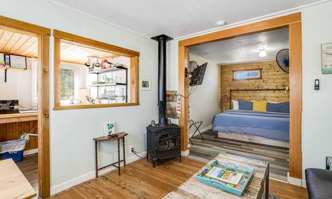 Seaside Cottage | Remodeled & Updated Cottage near the Beach w/Gas Fireplace, Free WiFi, Cable