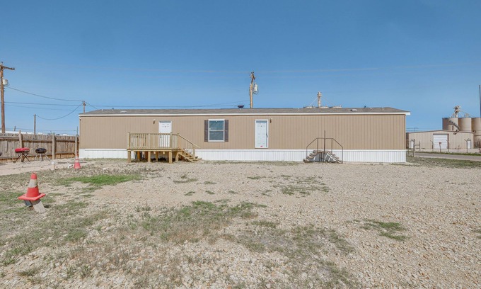 Girvin House | Remote Texas Group Retreat w/Free WiFi!