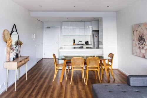 Cremorne Apartment | Remy, Yarra River walk to MCG