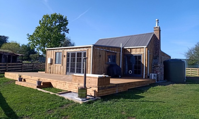Wanganui District Cottage | Renagour Cottage - Rural charm with outdoor hot tub!