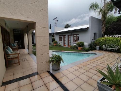 Douglas House | Rene's Guesthouse