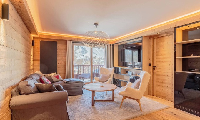 Saint-Martin-de-Belleville Apartment | Renovated chalet with spa, pool and parking, ski-in/ski-out