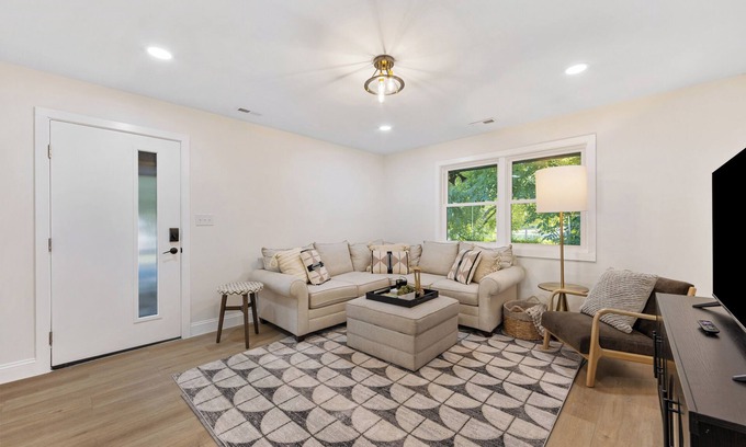 North Charlotte House | {Renovated 2BR in CLT – Where Location, Comfort & Mild Bragging Rights Collide}