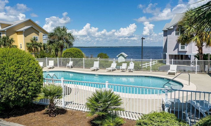 Innerarity Townhomes House | Renovated 2BR Townhome w/Balconies & Views of Perdido Bay | Kayaks & Golf Included | Community Pool