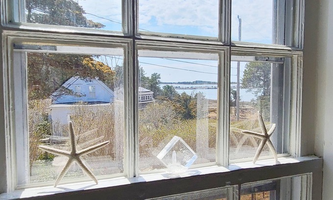 Wellfleet House | Renovated 5BD-Walk to Uncle Tim's Bridge, Hot Tub, Fire Pit, Screen Porch & A/C