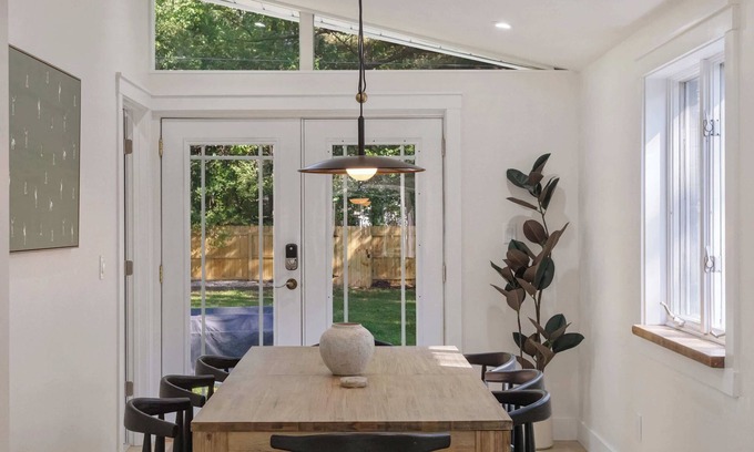 Southfield House | Renovated 7BR - Gym, Hot Tub, Sauna & Cold Plunge!