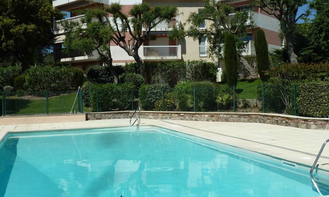 Valescure Apartment | Renovated apartment in Valescure, with pool and golf view, near the sea