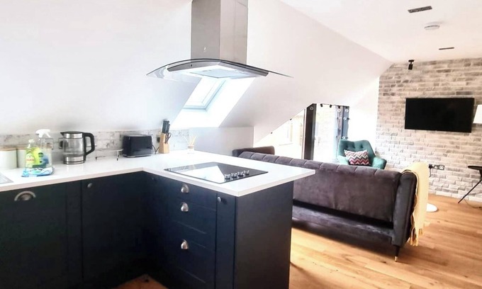 Nottingham City Centre Apartment | Renovated Apt - Nottingham Castle Views & Parking