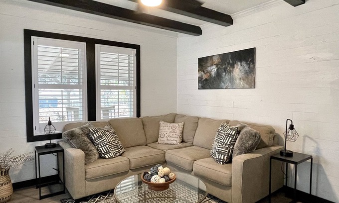 Calera House | Renovated Calera Farmhouse Home!
