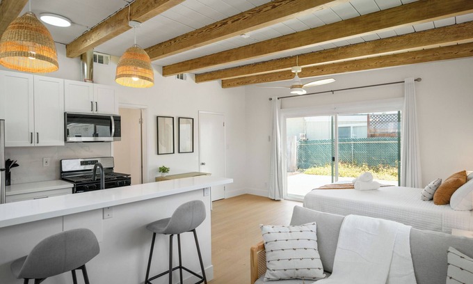 Talmadge Apartment | Renovated Cali chic studio w/AC