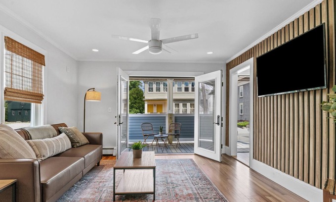 Warren House | Renovated Coastal Retreat⎥+8 beds ⎥Historic Waterfront