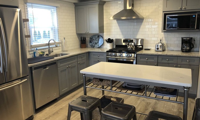 Surf City House | Renovated duplex! Beach block, North End Surf City, lower unit