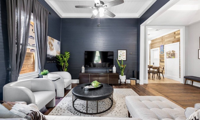East Cesar Chavez House | Renovated Eastside Bungalow + Walk to Rainey - Scarlett
