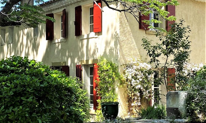 Cairanne House | Renovated farmhouse on a wine-growing estate, Ventoux view, near Avignon