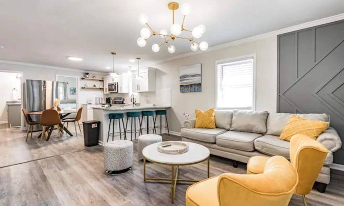 East Durham House | renovated house close to Dtown Durham w king bed