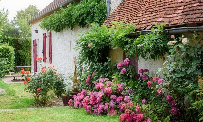 Franchesse Cottage | Renovated house in Franchesse with large garden, pets allowed