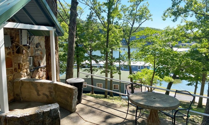 Camdenton Cabin | Renovated lake cabin with swimming pool + resort amenities!