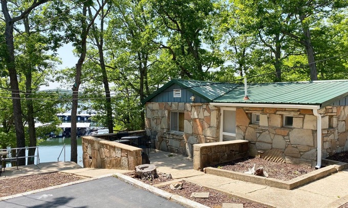Camdenton Cabin | Renovated lakeside cabin with swimming pool & resort amenities!