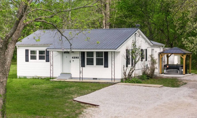 Covington House | Renovated Private Cottage w/Hot Tub! Covington, TN