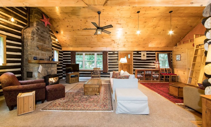 Farmington Cabin | Renovated & rustic cozy cabin with large yard, close to Ohiopyle