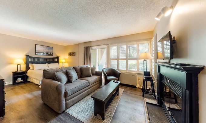 Craigleith Apartment | Renovated studio, steps to resort pool, ski lift & shuttle