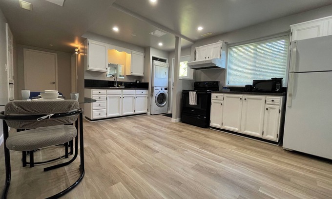 Gordon Head House | Renovated Suite 6 Minutes to UVIC and Beach – Modern Comforts & Pet-Friendly