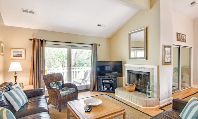 Isle of Palms Villa | Renovated townhome next to golf course w/community pool access- close to beach