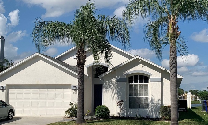 Eagle Pointe South House | Renovated Waterfront 3Bd/2B Home 20min to Disney, Universal and Shops