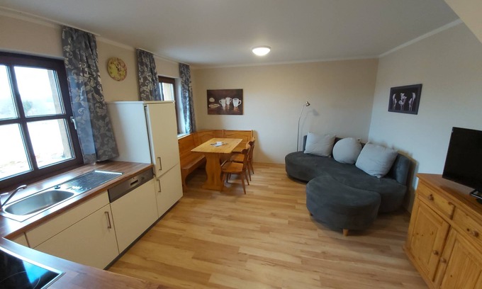 Neunburg vorm Wald Apartment | Renovierte, ebenerdige FeWo mit Gemeinschaftsterrasse