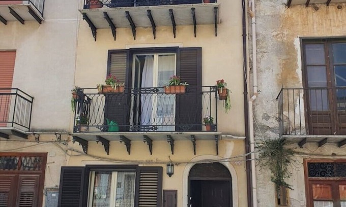 Ciminna House | Rent rooms with bathroom for exclusive use in a downtown building