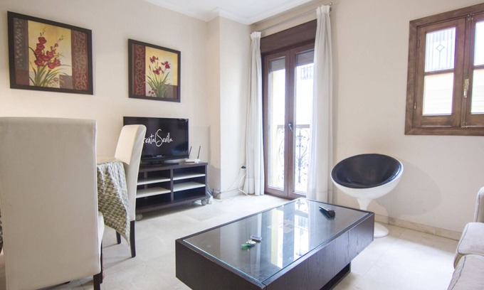San Bartolome Apartment | RentalSevilla Bright Apartment in Santa Cruz Neighborhood