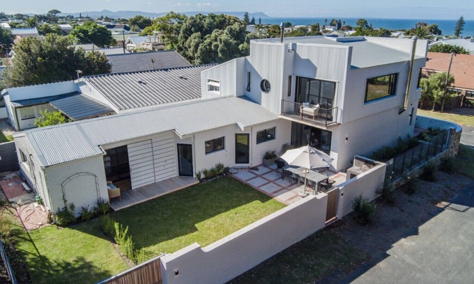 Voelklip House | Reservoir House | Elegant design | Easy living!