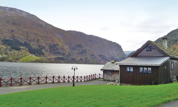 Granvin House | Residential cottage located directly on the Hardangerfjord with its own small swimming beach and jet