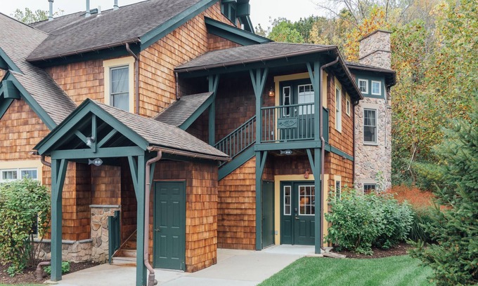 Vernon Condo | Resort | Fireplace | Free WiFi | Pool | Hot Tub | 1st Floor | 10-14