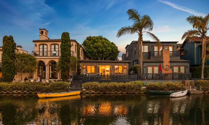 Venice Canals Villa | Resort Style Villa in Venice Canals-Right By Beach