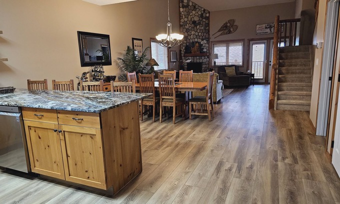 East Kootenay Condo | Rest and relaxation at it's best - Luxury Condo with Loft