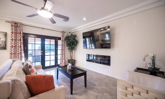 Rancho Oakey House | Retreat 3BD/2BA Home 1,278 sqft Sleeps 6