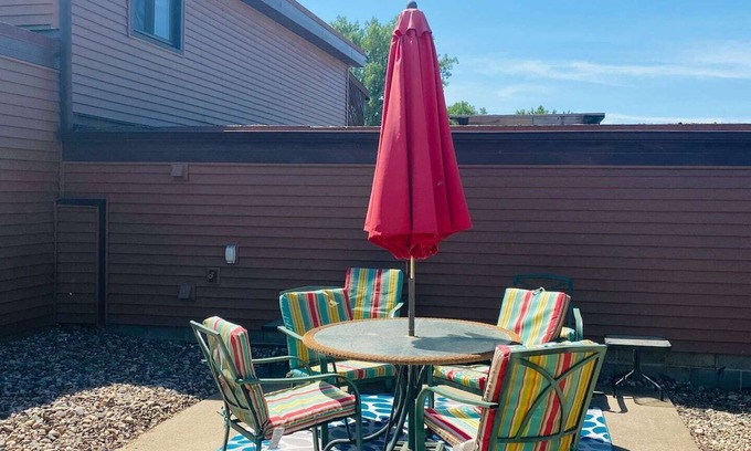 Yankton House | Retreat near the Lake and State Parks of Yankton