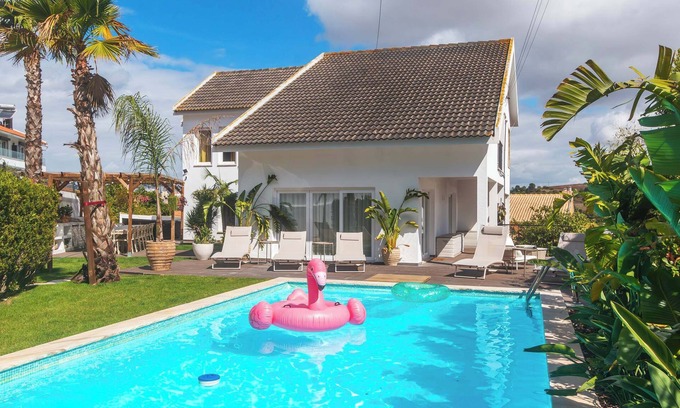 Barcarena Villa | Retreat Villa (MiniGolf, Hot tub, Sauna) max 38 ppl