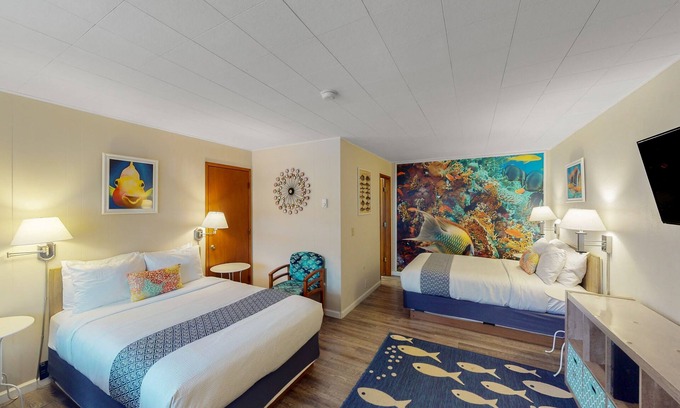 Bandon House | Retro beach experience with fast WiFI - walk to downtown shops & eateries