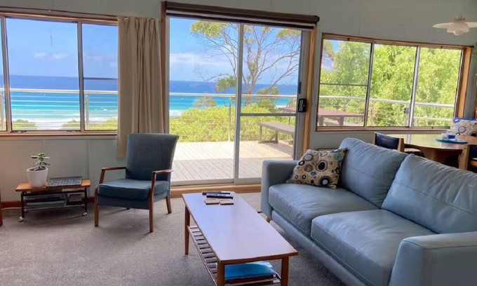 Separation Creek House | Retro Beach house for 2