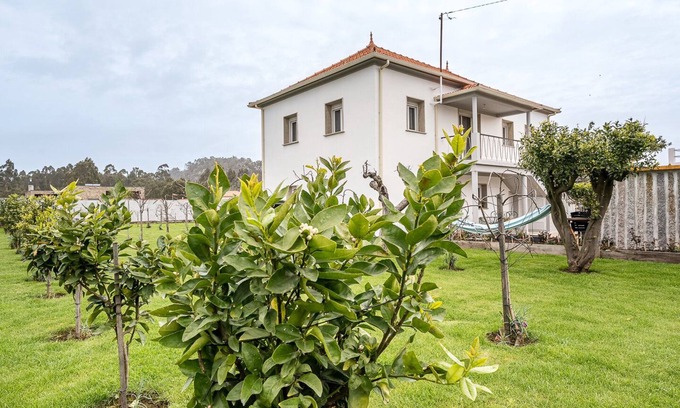 Esposende Apartment | Retro-modern retreat in Esposende