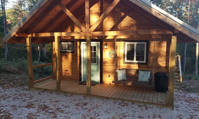 Frenchburg Cabin | Retro studio cabin in lovely Frenchburg with Hot Tub, WiFi and fire pit