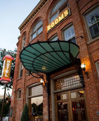 Chatham-Kent Hotel | Retro Suites Hotel