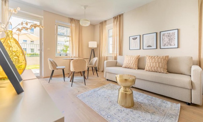 Krems an der Donau Apartment | revLIVING Garden Suite am Steinertor
