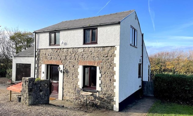 Crynant House | Rhossili's Retreat - AONB - Gower Rural Sleeps up to 6