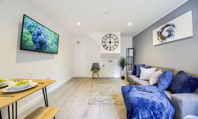 Coventry House | Ribble's Elegant 6-Bedroom House w/Garden